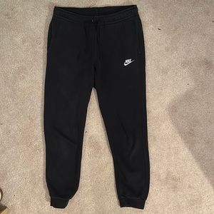 Women’s black Nike sweatpants in size small.